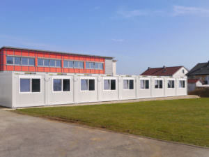 Gebäude in Containerbauweise als Anbau an das bestehende Schulgebäude