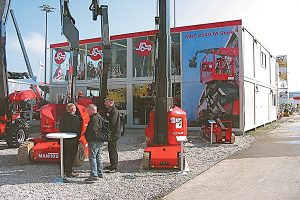 Containergebaeude fuer Firma Manitou als Messestand
